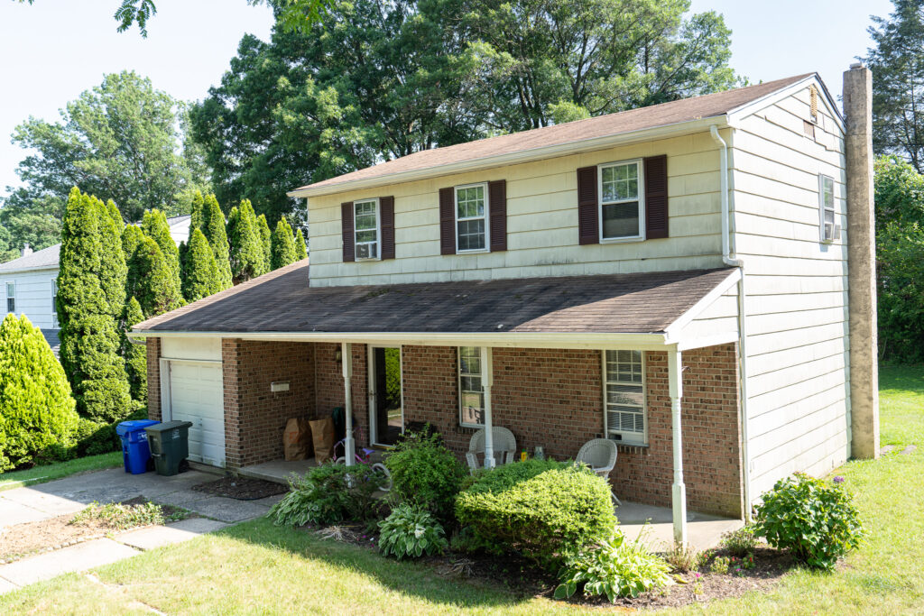 Vinyl Siding Replacement & Full Roof Replacement - BEFORE